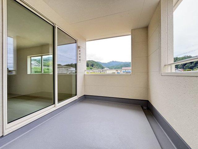 桜井市大字浅古全２棟のバルコニー|インナーバルコニーで急な雨でも安心です。