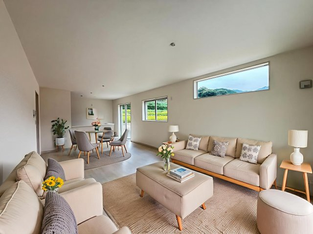 桜井市大字浅古全２棟の居間・リビング|広々20帖のリビングダイニングです♪※こちらの家具はAIで生成されたものです