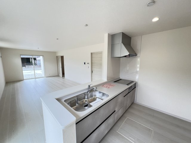 桜井市大字浅古全２棟のキッチン|淡いグレーでおしゃれなキッチンです。