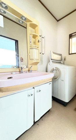 橿原市土橋町の洗面所|洗面台の横に洗濯機が十分おける広さです