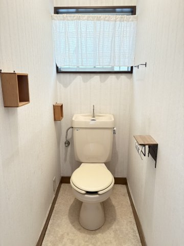 橿原市土橋町のトイレ|窓付きトイレです