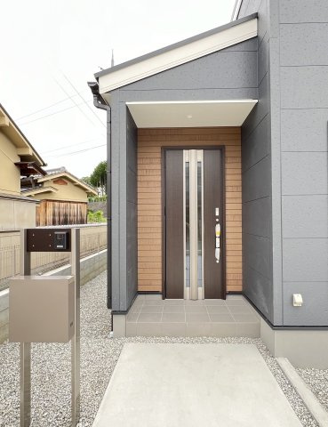 桜井市大字浅古全２棟の玄関