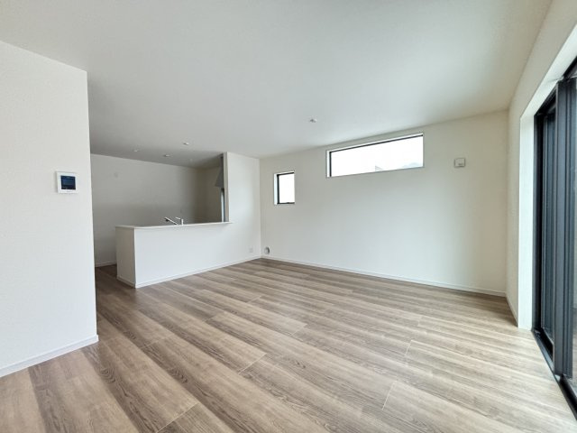 桜井市大字浅古全２棟の居間・リビング|2ヶ所から行き来できるリビングダイニングです