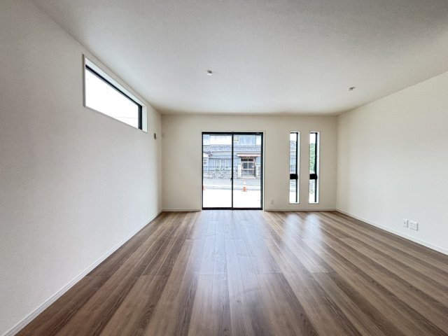 桜井市大字浅古全２棟の居間・リビング|自然光がたっぷり入る明るいリビングです♪