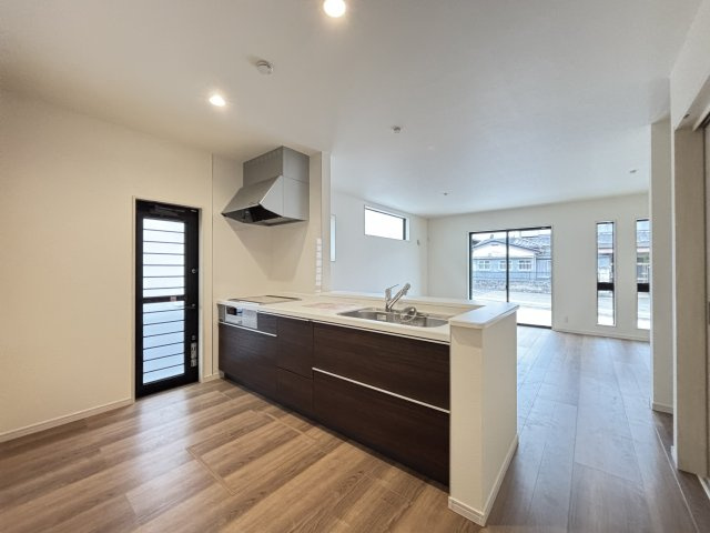 桜井市大字浅古全２棟のキッチン|対面式カウンターキッチン。勝手口付きも嬉しいポイント。