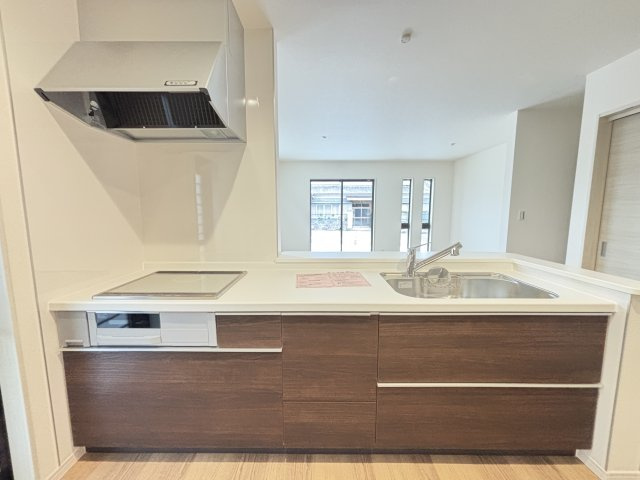 桜井市大字浅古全２棟のキッチン|引き出し収納が便利な対面式システムキッチン