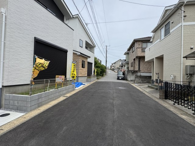 流山市加４丁目新築戸建【流山北小学校：7分】の前面道路含む現地写真|南側前面道路・幅員約6ｍ