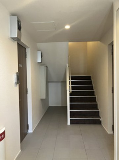 【ロビー】 | 綺麗で落ち着いた雰囲気♪内階段なので外も気になりづらいですよ