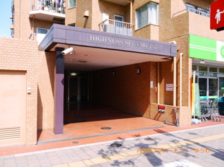 【エントランス】 | タイル張りのモダンなエントランス。