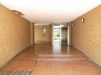 【エントランス】 | エントランス内部も総タイル張りで、大変キレイです。