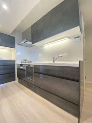 【キッチン】 | サウザンドシティ壱番館 | 側面・背面にはカップボードのある収納力豊富なキッチン