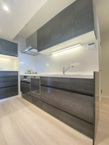 【キッチン】 | サウザンドシティ壱番館 | 側面・背面にはカップボードのある収納力豊富なキッチン