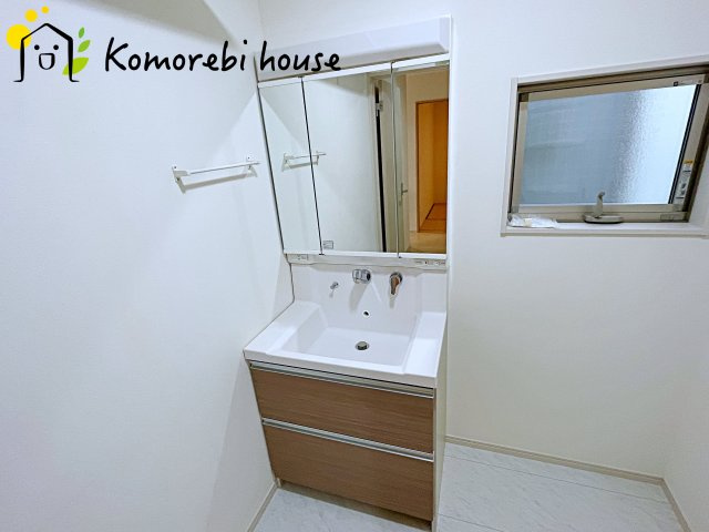 蓮田市西新宿3丁目　中古一戸建ての独立洗面台|撮影：'25/10/31