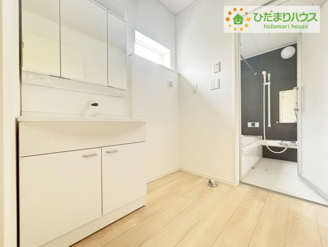 いわき市平下平窪第6　新築戸建　1号棟の独立洗面台|正面だけでなく、左右も確認できる三面鏡は、身だしなみを整えやすいです！