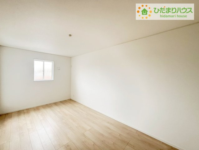 いわき市平下平窪第6　新築戸建　1号棟の寝室|バルコニーに面していて、たっぷり光りの入る明るい主寝室です！