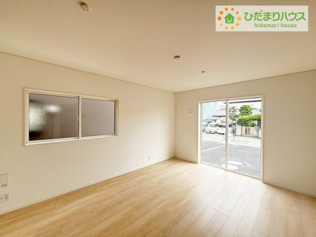 いわき市平下平窪第6　新築戸建　1号棟の居間・リビング|大きな窓から差し込む光でいっぱいのリビング　休日もつい家にいる時間が長くなりそうです