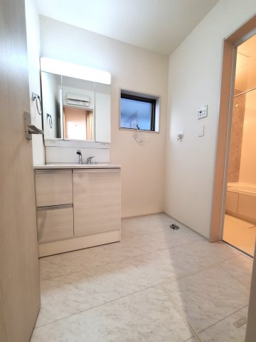 吉川市　保　新築戸建　全2棟　の居間・リビング|使いやすいリビングです