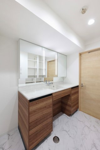 パルハイツ呉中央5丁目の独立洗面台|洗面化粧台はワイドなタイプで収納もたっぷりです。