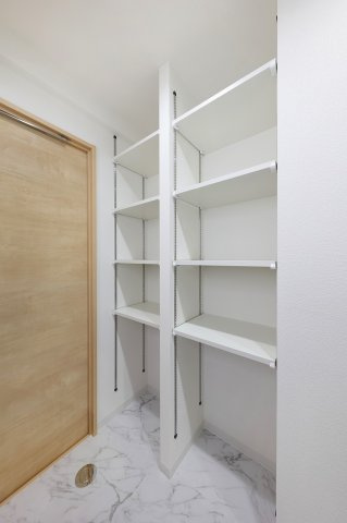 パルハイツ呉中央5丁目の収納|洗面所には可動式の棚が設置されており、使い方がいろいろあり収納面で助かります。