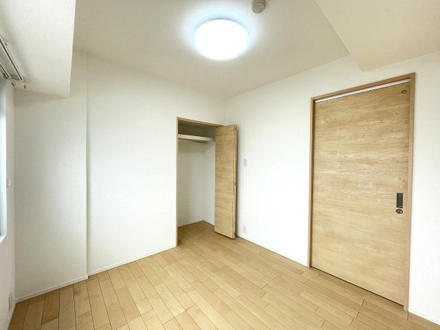 パルハイツ呉中央5丁目の洋室|収納が配置された南側の約４．６帖の洋室です。入口が引戸の施工です。