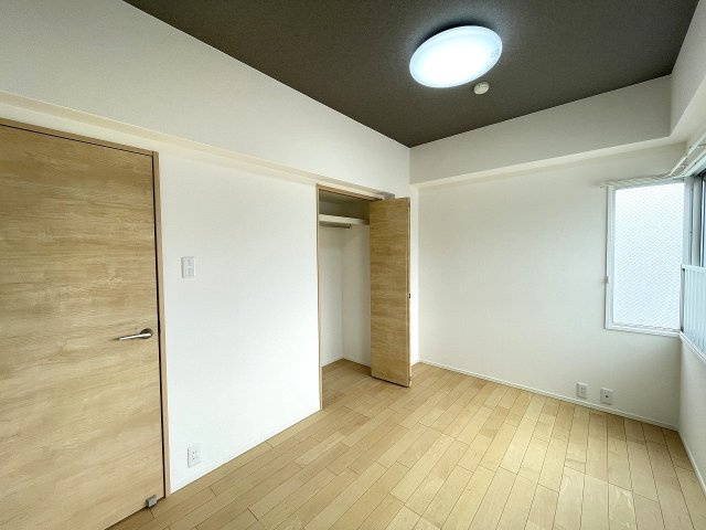 パルハイツ呉中央5丁目の洋室|北西側洋室約４．６帖の部屋はＬ字型に窓が配置されており、明るい印象です。