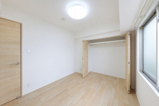 パルハイツ呉中央5丁目の洋室|約５．０帖の南側洋室にはワイドな収納が配置されています。