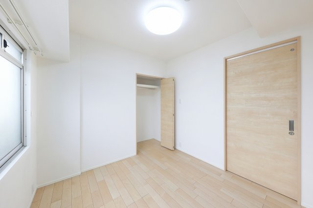 パルハイツ呉中央5丁目の洋室|南側洋室約４．６帖の部屋にも収納が配置されています。