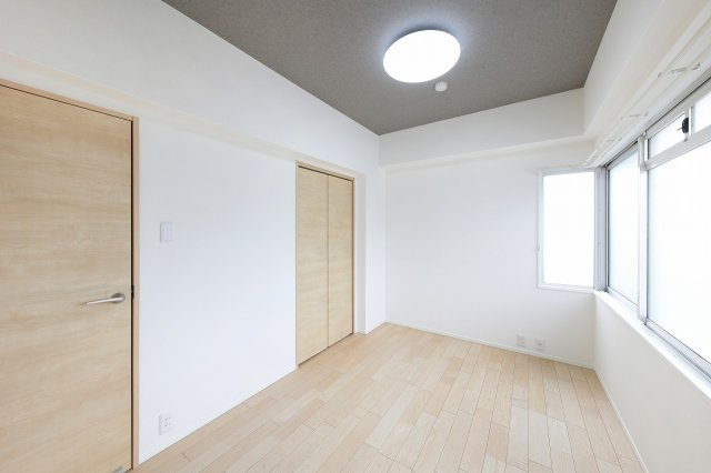 パルハイツ呉中央5丁目の洋室|西側洋室はＬ字型に窓が配置されており、明るい印象です。