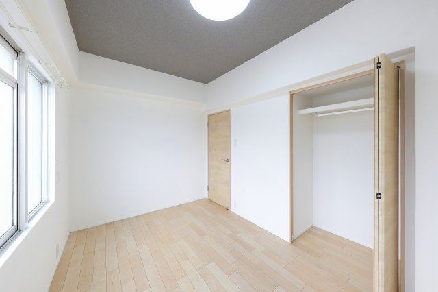 パルハイツ呉中央5丁目の洋室|西側洋室にはワイドな収納が配置されています。