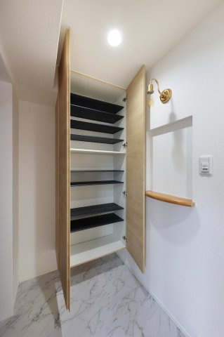 パルハイツ呉中央5丁目のその他|玄関にはシューズボックスが設置されており、靴などをスッキリ収納できます。