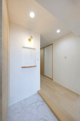 パルハイツ呉中央5丁目の玄関|玄関をあけるとあなたの空間を彩るライトアップディスプレイがお出迎えします。