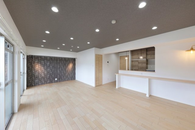 パルハイツ呉中央5丁目の居間・リビング|アクセントクロスが引き立つおしゃれなリビングダイニングです。