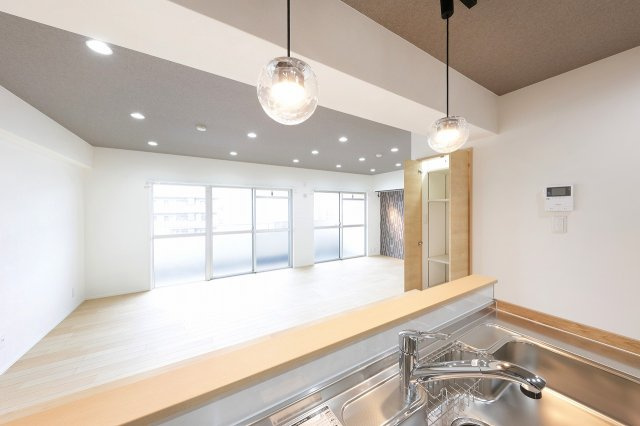 パルハイツ呉中央5丁目の居間・リビング|キッチン近くのリビングダイニングには収納が配置されています。