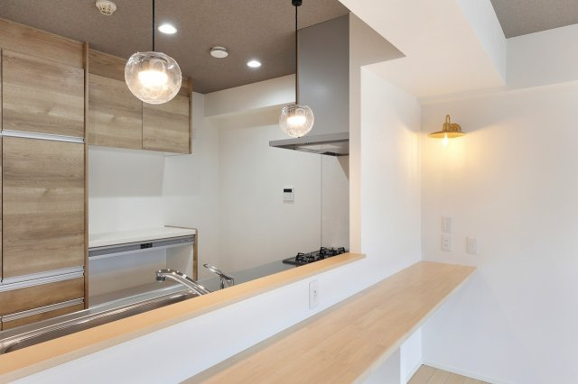 パルハイツ呉中央5丁目のキッチン|カウンターには間接照明のあかりが照らされます。