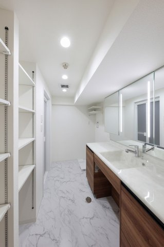 パルハイツ呉中央5丁目の脱衣所|洗面化粧台、可動式棚が設置されている洗面所です。