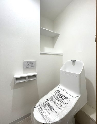 アーバンビュー渚ガーデン・タワーヴィレッジ二番館のトイレ|ゆとりのある収納棚が配置されているトイレです。