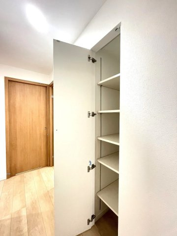 アーバンビュー渚ガーデン・タワーヴィレッジ二番館のその他|廊下にも収納スペースがあります。（１）