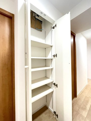 アーバンビュー渚ガーデン・タワーヴィレッジ二番館の収納|廊下の収納スペースです。
