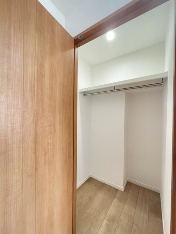 アーバンビュー渚ガーデン・タワーヴィレッジ二番館の収納|約6.0帖の洋室に配置されているウォークインクローゼットです。