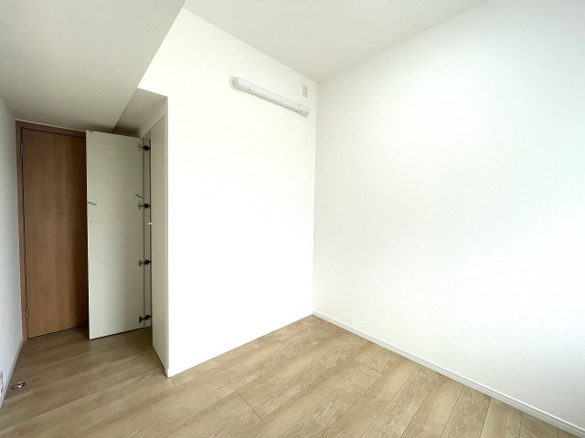 アーバンビュー渚ガーデン・タワーヴィレッジ二番館の洋室|約5.1帖の洋室です。収納も配置されています。