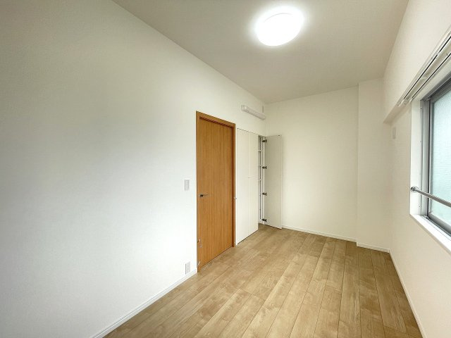 アーバンビュー渚ガーデン・タワーヴィレッジ二番館の洋室|約5.8帖の洋室です。こちらにも収納が配置されています。