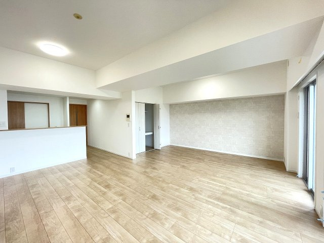 アーバンビュー渚ガーデン・タワーヴィレッジ二番館の居間・リビング|リビングダイニングには収納が配置されており、アクセントクロスがおしゃれさを演出します。