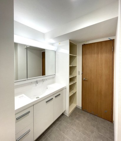 アーバンビュー渚ガーデン・タワーヴィレッジ二番館の脱衣所|収納が充実している洗面所です。