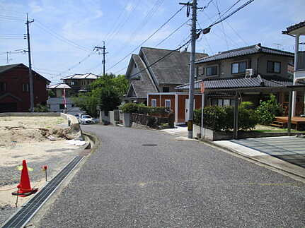 広島市佐伯区屋代2丁目　新築一戸建て(全2棟)の前面道路含む現地写真