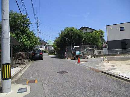 広島市佐伯区屋代2丁目　新築一戸建て(全2棟)の前面道路含む現地写真