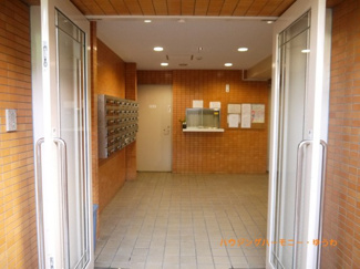 【エントランス】 | タイル調のエントランス内となります。