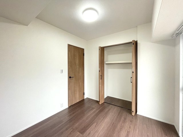 パルハイツ呉中央5丁目の洋室|北東側4.7帖の洋室です。北東側バルコニーに隣接しています。