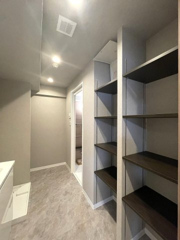 パルハイツ呉中央5丁目の脱衣所|洗面所には可動式の収納棚が設置されています。