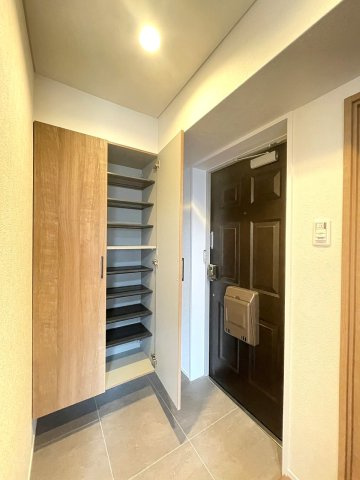 パルハイツ呉中央5丁目の玄関|シューズボックスが新しく設置されています。