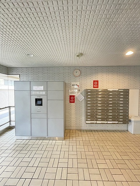 パルハイツ呉中央5丁目のその他共用部分|宅配ボックスがあるので、時間の節約もできます。